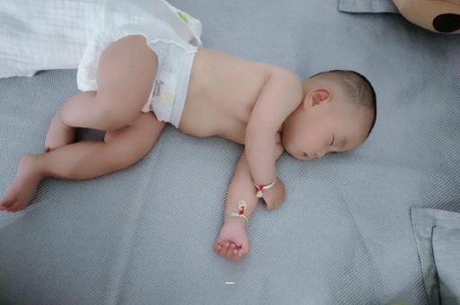 许昌宝宝胳膊上起红疙瘩
